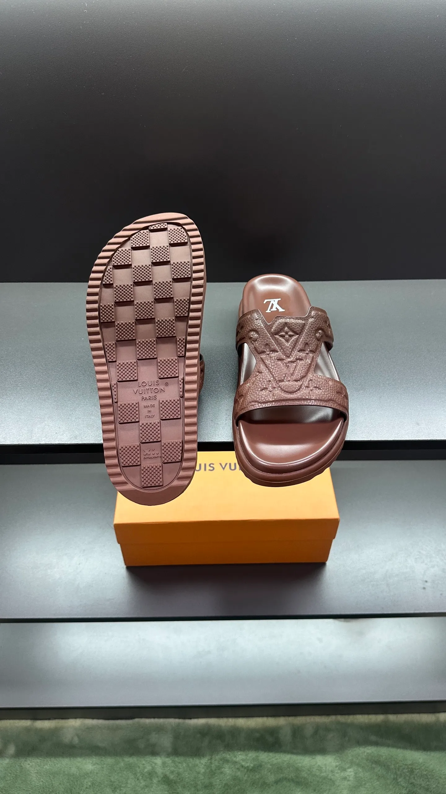 P320 🔍LV Men's Spring and Summer Slippers Counter Synchronization. The uppers are imported cowhide fabric from Italy, with logo graphics and high-quality craftsmanship. The soles are: original soles specially provided by the original factory. The exclusive movable molded soles are super comfortable. The original factory follows the order. 🔍🔍High quality. You can enter and leave the counter at will. Welcome to compare. Code number 38-45 No. 058